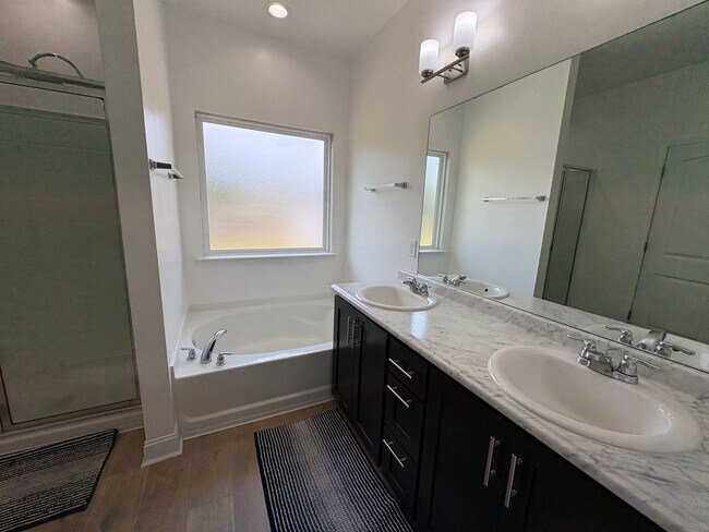 Building Photo - MOVE IN SPECIAL: $1000 OFF 1ST MONTH'S RENT!**
