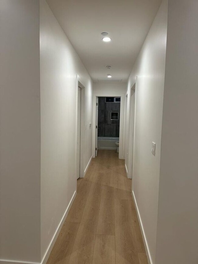 Building Photo - Stunning 3 Bedroom 2 Bathroom House for Re...