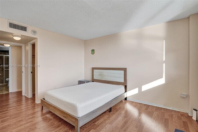 Building Photo - 1833 S Ocean Dr