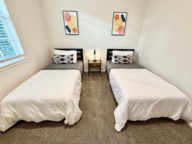 Building Photo - 142 E Spindle Tree Cir