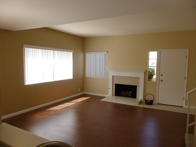 Building Photo - Updated Townhome in Country Club Village Green