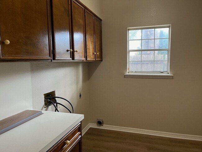 Building Photo - Beautiful Town South 4BR/4BA