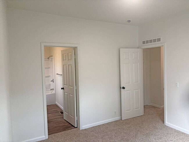 Building Photo - 220 S Elk St