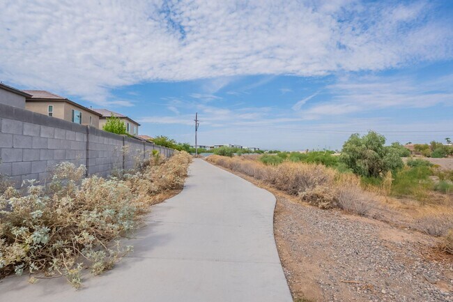 Building Photo - Solar Powered Home in Heart of Peoria!