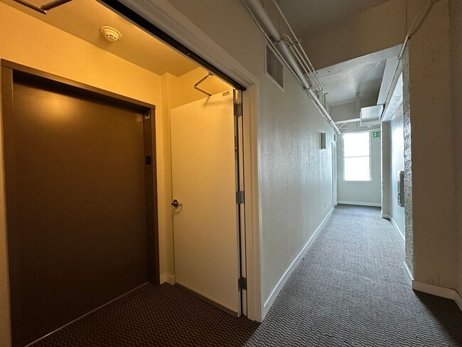Building Photo - Bright 1BR/1BA Condo in Downtown SF – Step...