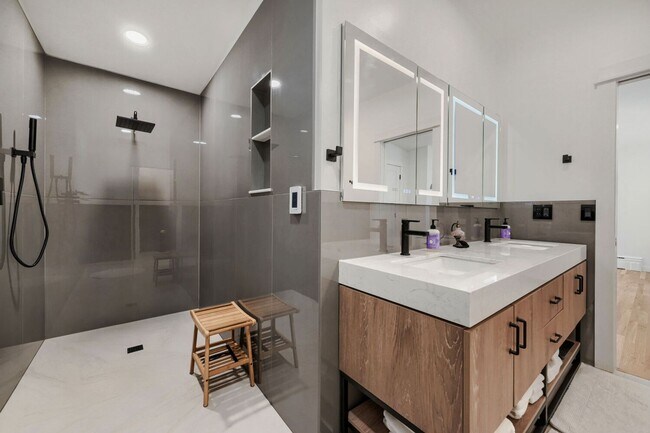 Building Photo - 1034 Westview Dr