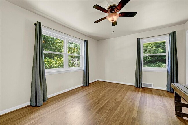 Building Photo - 2127 Desmond Dr