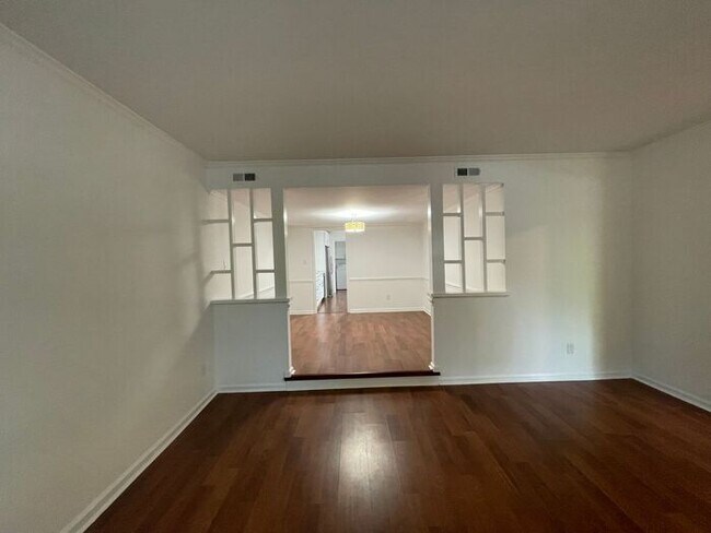 Building Photo - Beautiful 3-bedroom, 2.5 bath townhome in the highly desirable Governors Square subdivision.
