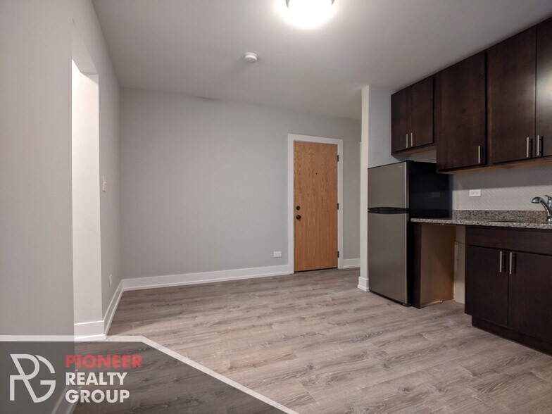 Building Photo - 437 W Belden