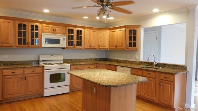 Building Photo - 10 S Nauraushaun Rd