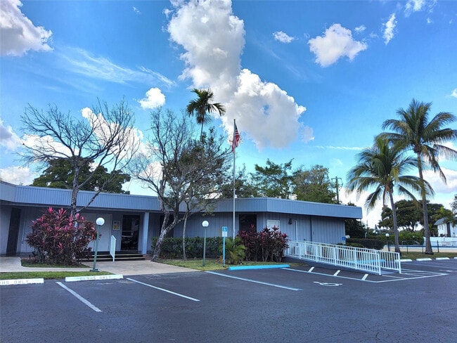 Building Photo - 112 Royal Pk Dr