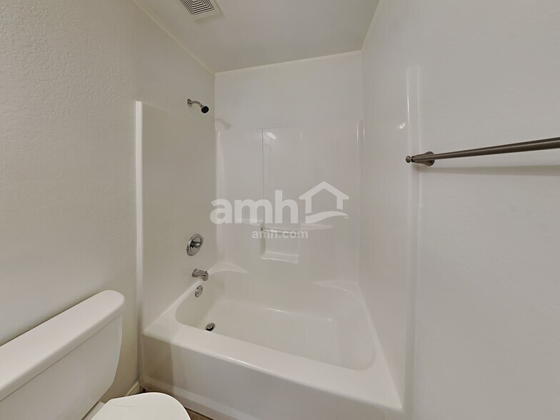 Building Photo - 9921 Thomas Jefferson Dr