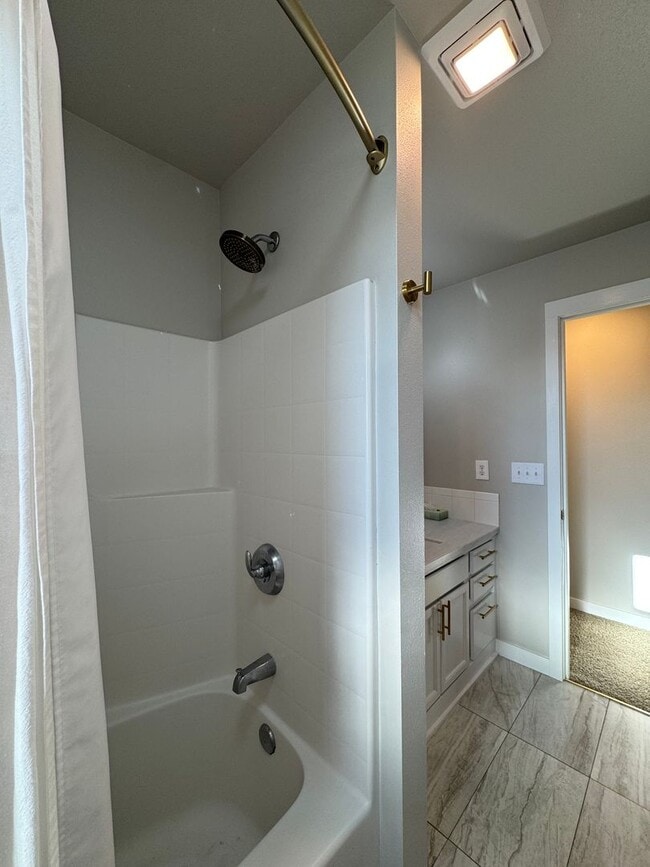 Building Photo - Newly Renovated & Ready to Impress!