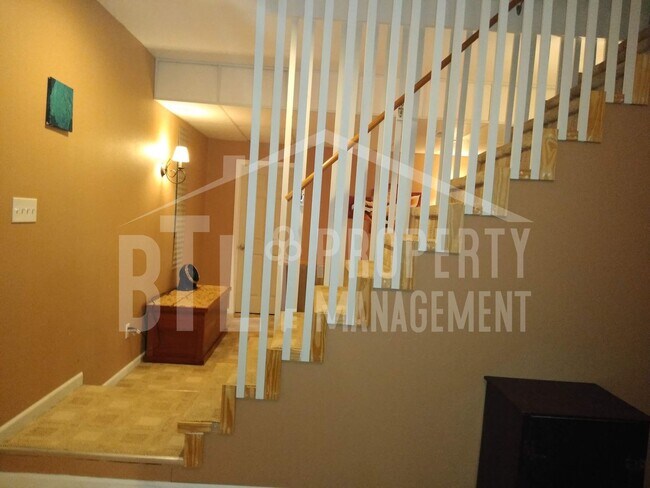Building Photo - Fantastic Furnished 1 Bedroom Condo