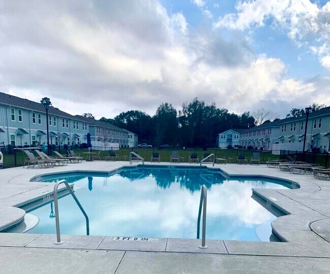 Building Photo - Stunning Townhome - Prime Pensacola Location
