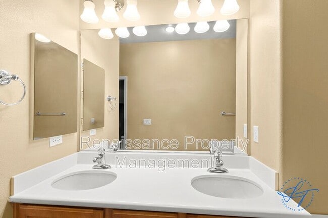 Building Photo - 194 S Veracruz Pl