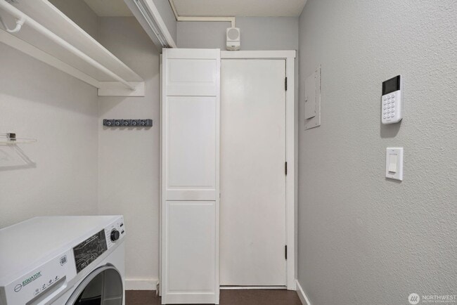 Building Photo - Bright Renovated 1 Bedroom Corner Condo in the Heart of Downtown Bellevue