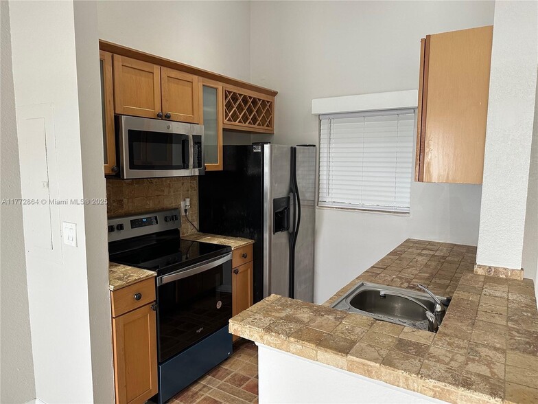 Primary Photo - 2831 N Oakland Forest Dr