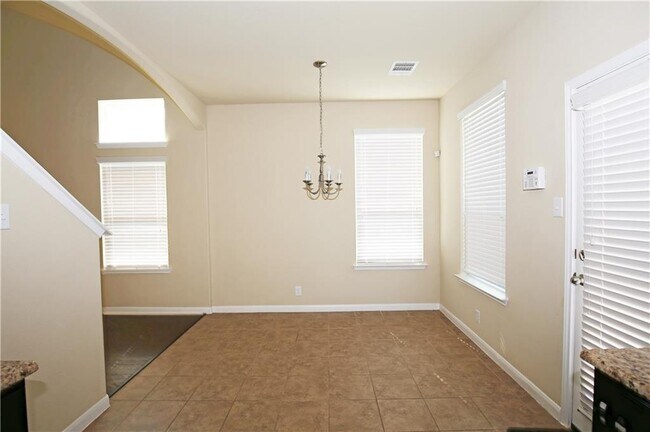 Building Photo - 903 Alamo Plaza Dr