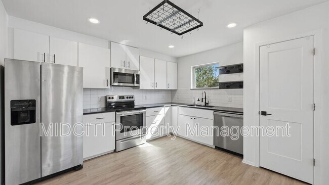 Building Photo - 1198 Green Hill Dr