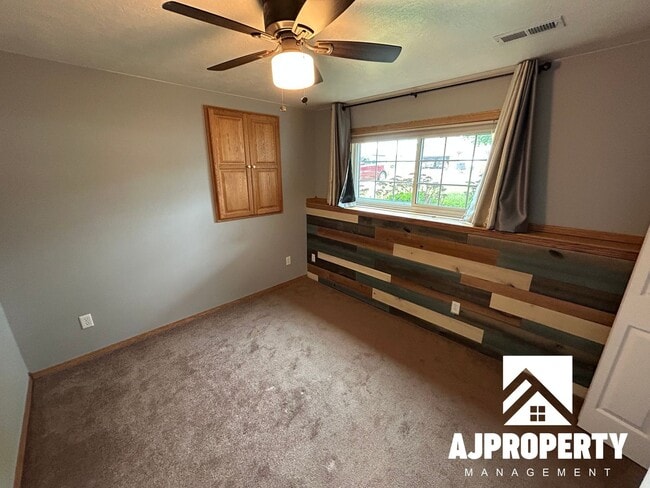 Building Photo - 4604 S Dunlap Ave