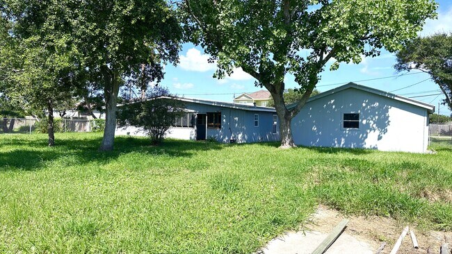 Building Photo - 3910 Herring Dr