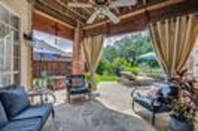 Building Photo - Located in a highly desirable neighborhood.