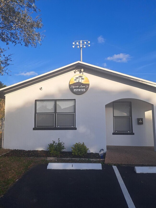 Building Photo - 980 SW 76th Ave