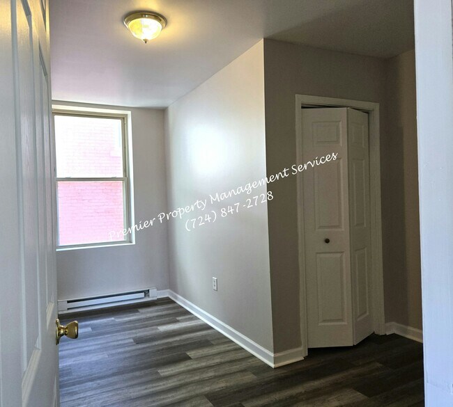 Building Photo - 211 E Wallace Ave