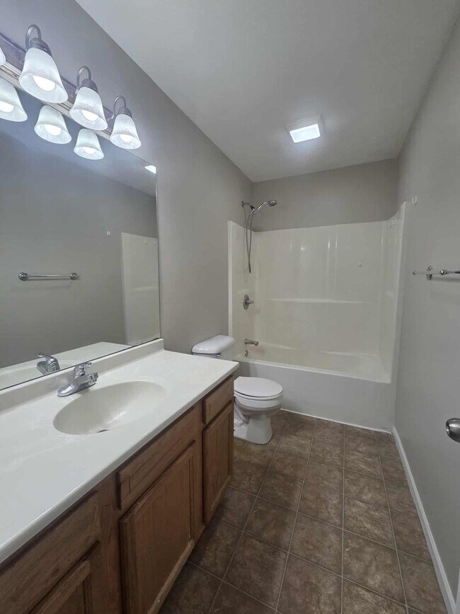 Building Photo - 936 W 8th St