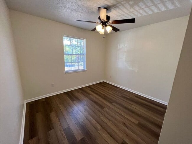 Building Photo - Pensacola - Northeast - 2 bedroom, 1 bathroom