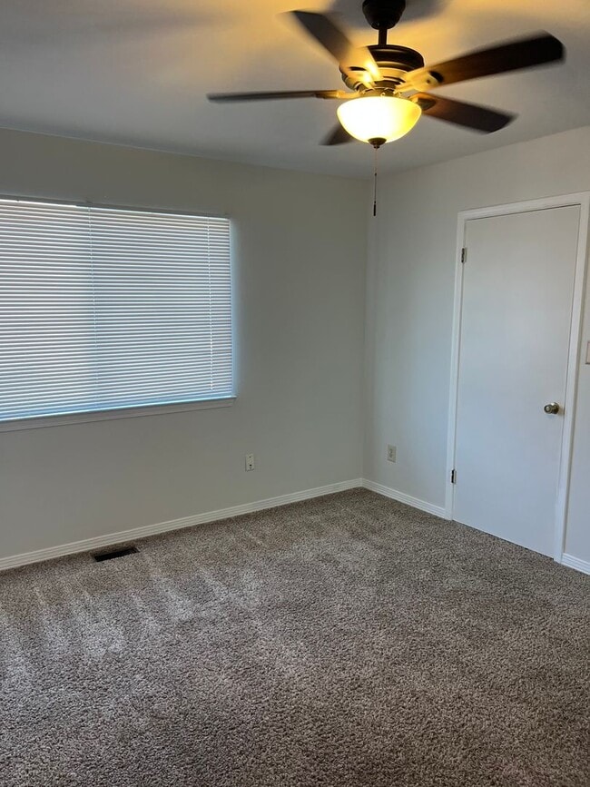 Building Photo - Beautiful Northeast Townhome!