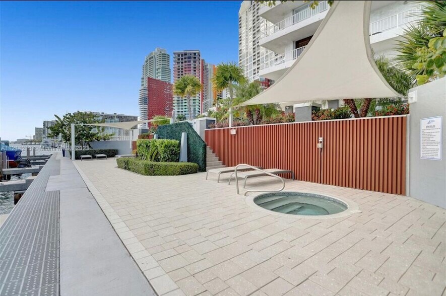 Jacuzzi Overlooking the Bay - 200 SE 15th Rd