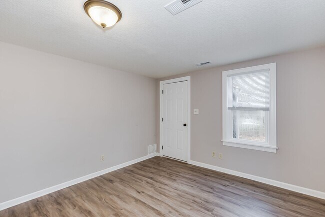 Building Photo - 852 N Belmont Pl