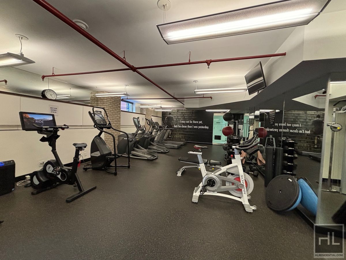 Building Photo - no fee 3 bedroom 2 bathroom with laundry -...