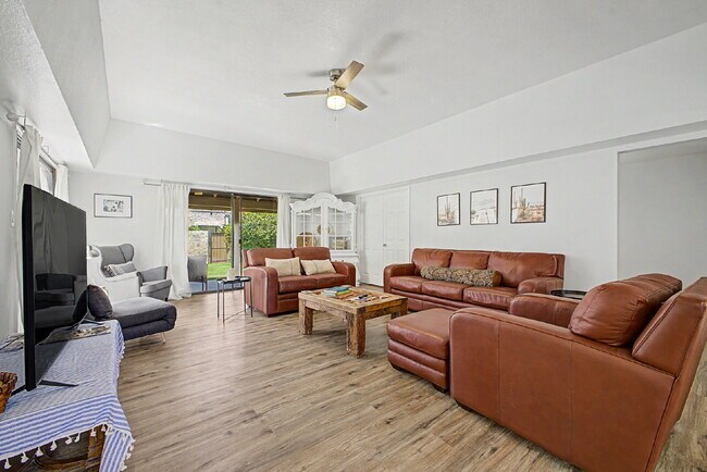 Building Photo - Furnished Luxury Condo in Guard-Gated Casa Del Monte | Prime Old Town Scottsdale Location