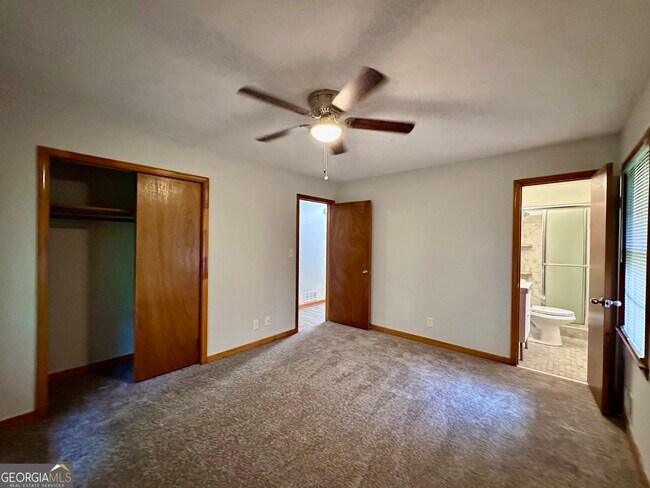 Building Photo - 5506 Woodland Dr