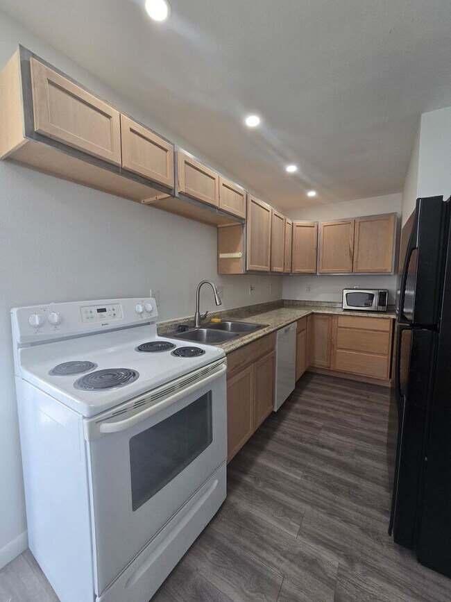 Building Photo - 417 &amp; 417 1/2 16th ST W