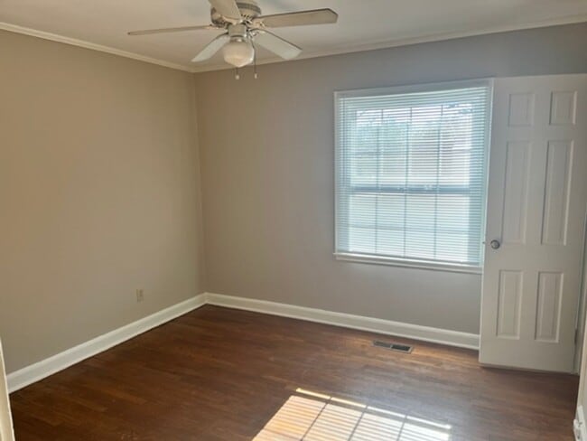 Building Photo - 2BR/1BA One-level Cottage in Forest Hills