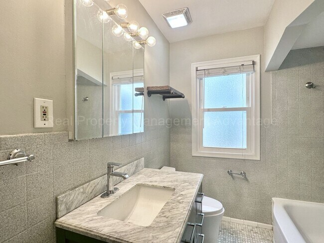 Building Photo - Charming Royal Oak 3-Bed with Sunroom, Dec...