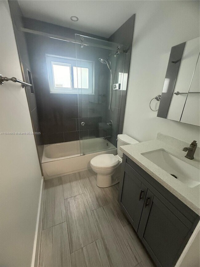 Building Photo - 1115 SW 12th Ct