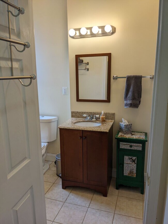 Building Photo - Beautifully renovated rowhome with refinis...