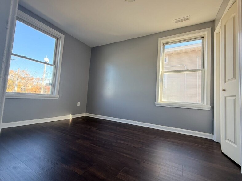 Building Photo - 26 Clarence St