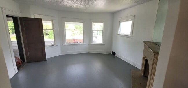 Building Photo - 626 E 130th St