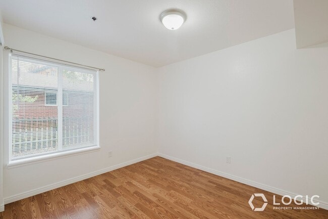 Building Photo - 1044 E 400 S