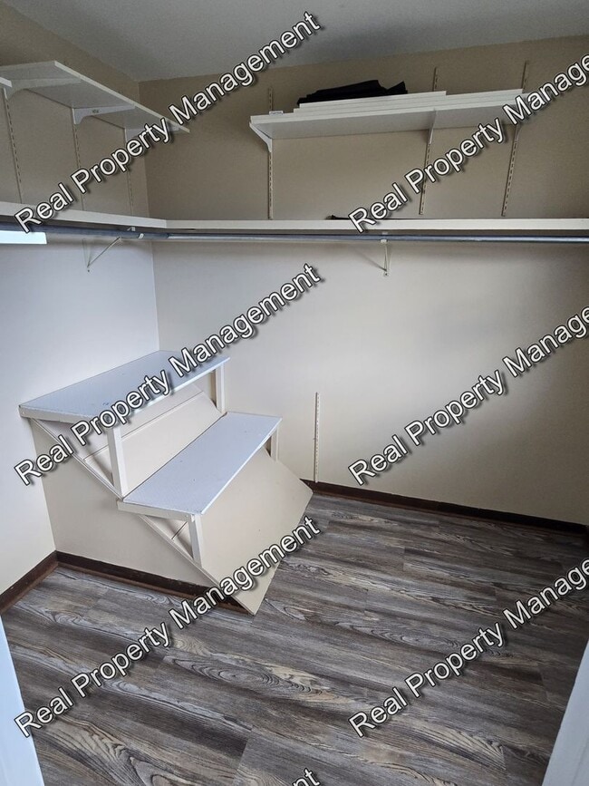 Building Photo - Large 2 Bedroom Duplex