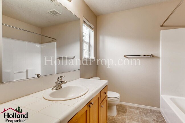 Building Photo - 6014 NE Maidstone St