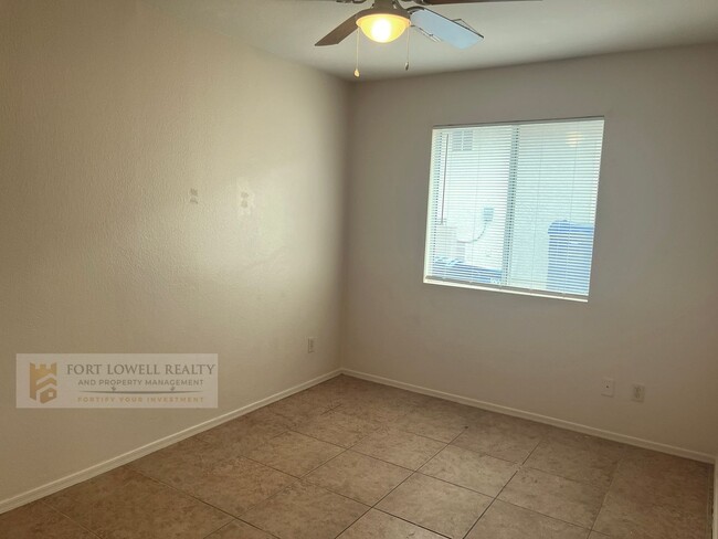 Building Photo - 3 bed 2 bath, garage, fenced yard, washer/...