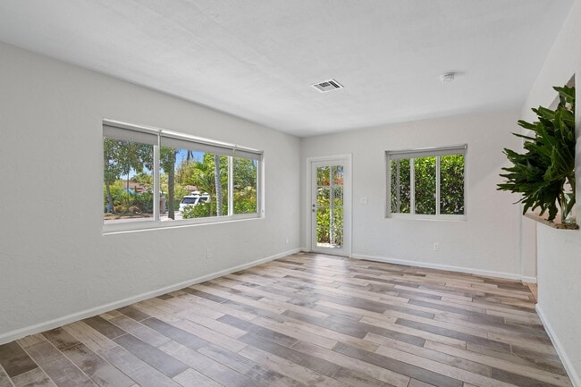 Building Photo - 1120 N Palmway