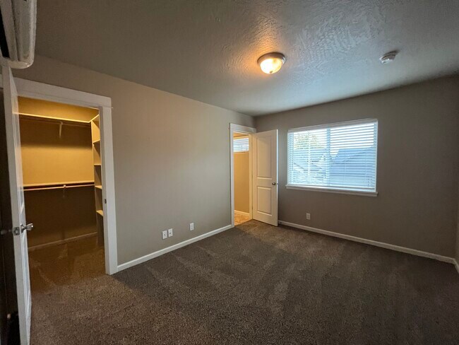 Building Photo - 952 S 58th St